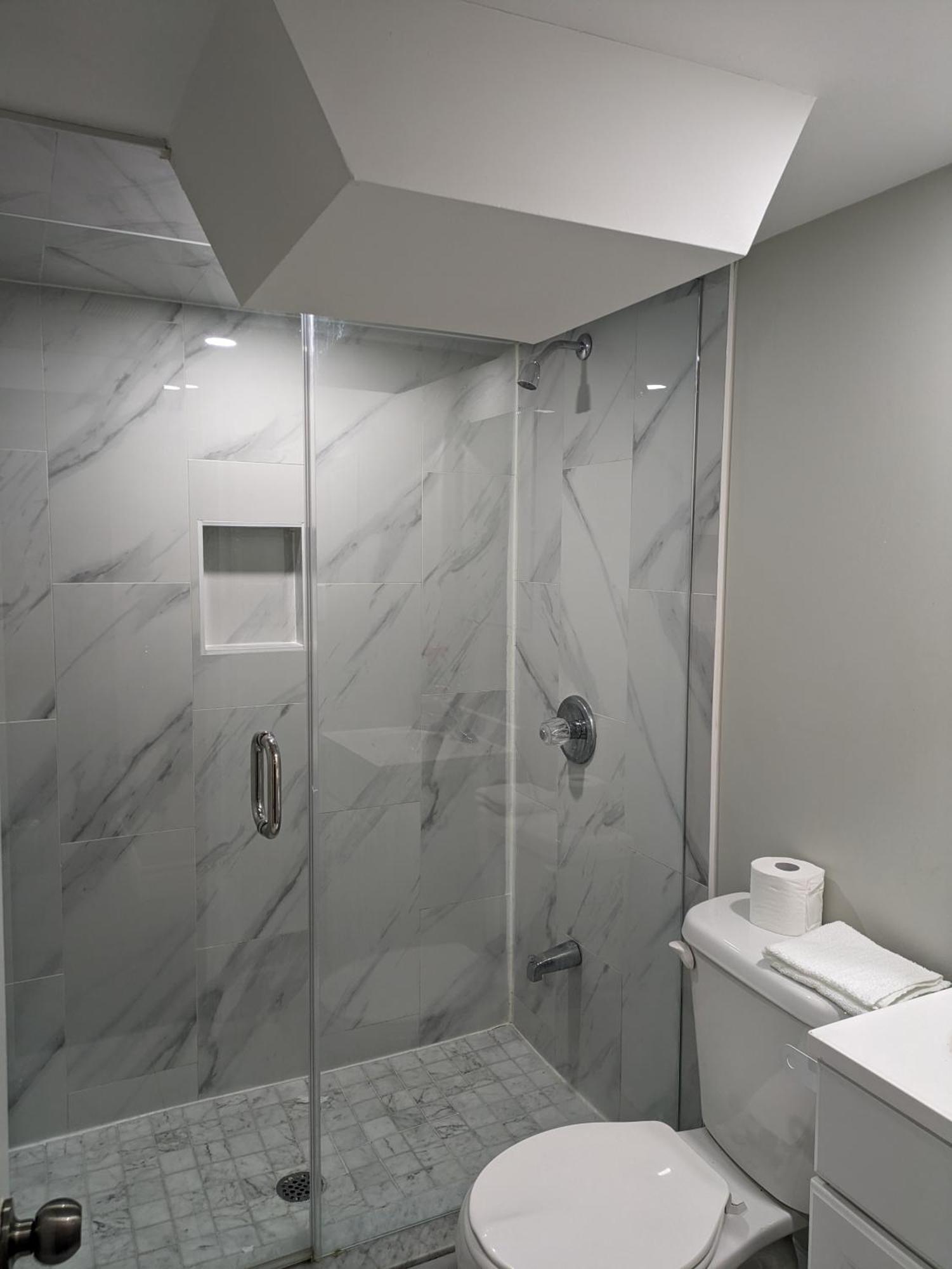 Stunning Furnished 2Bedroom/2Washroom Apartment Брамптън Екстериор снимка