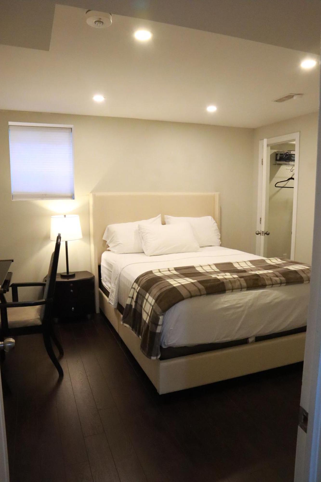 Stunning Furnished 2Bedroom/2Washroom Apartment Брамптън Екстериор снимка