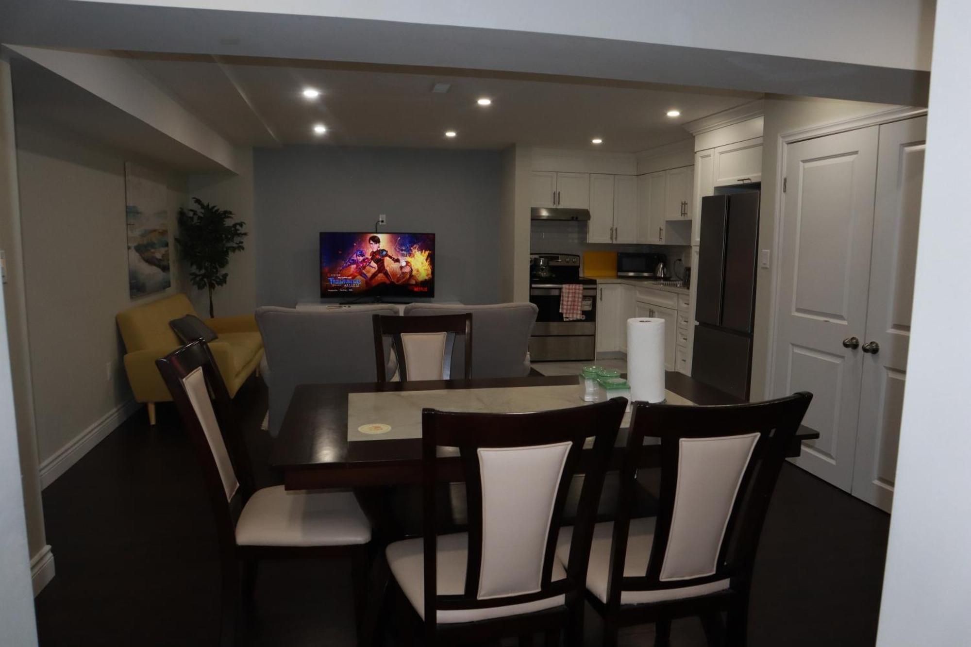 Stunning Furnished 2Bedroom/2Washroom Apartment Брамптън Екстериор снимка