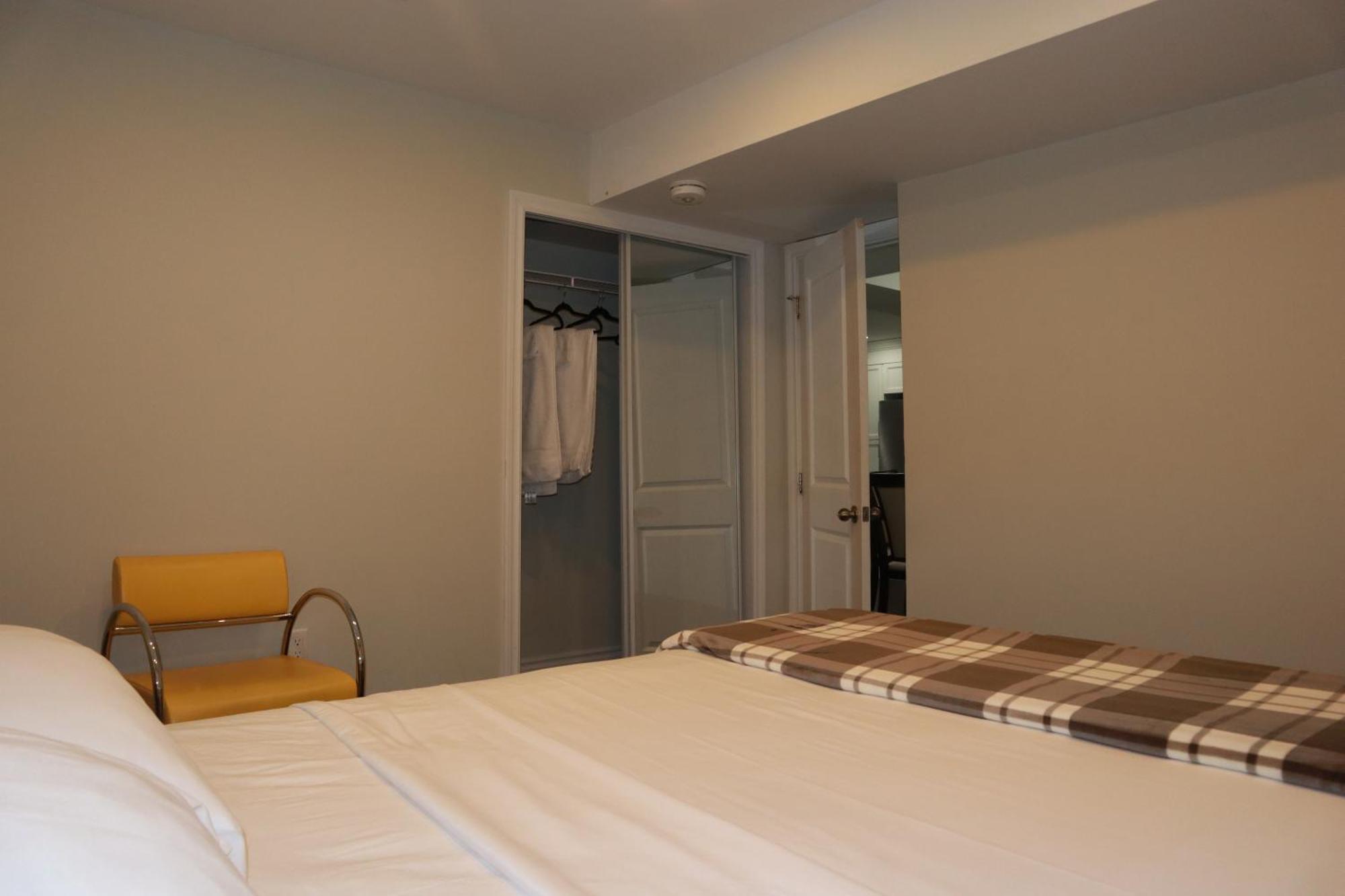 Stunning Furnished 2Bedroom/2Washroom Apartment Брамптън Екстериор снимка