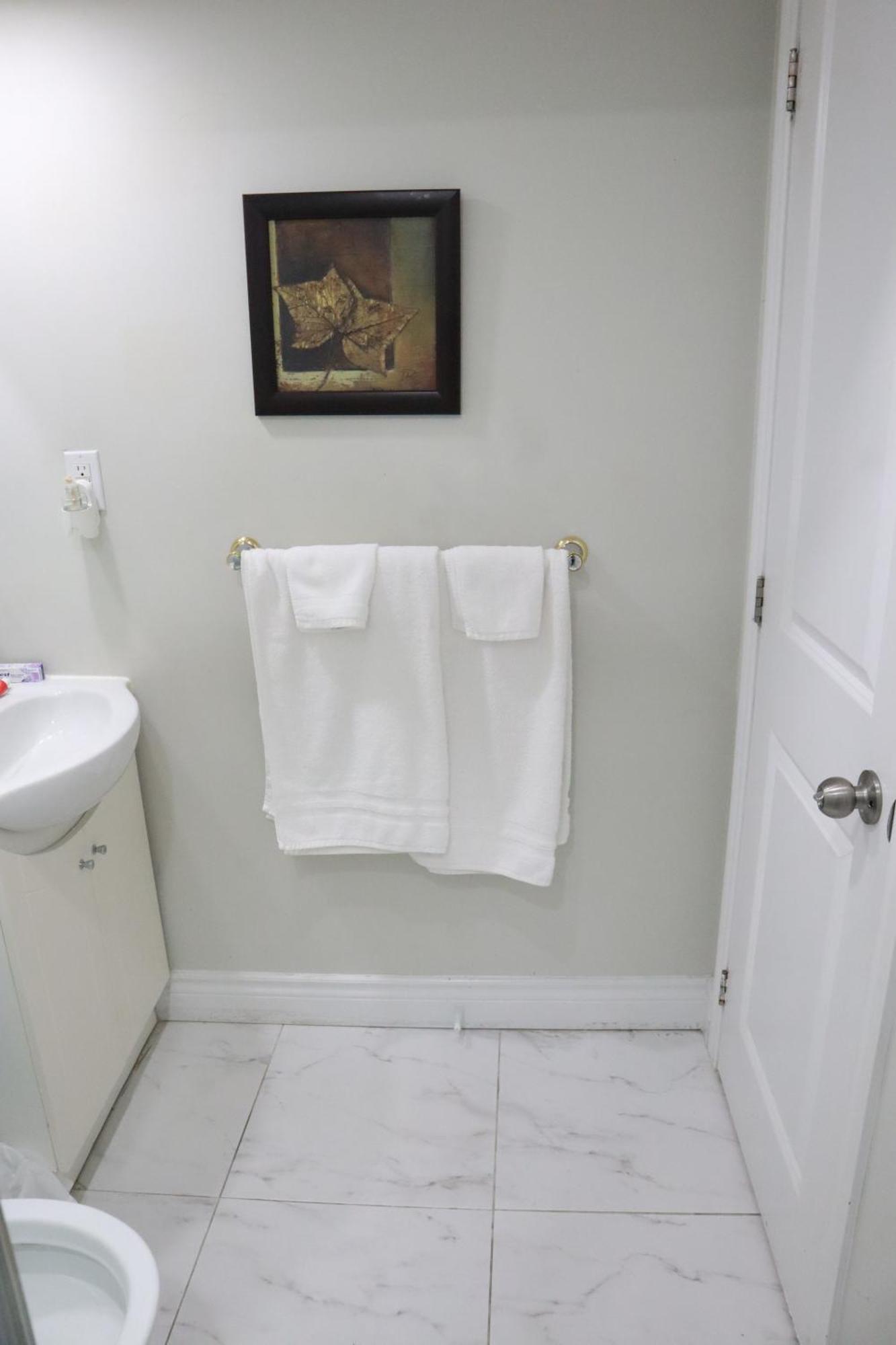 Stunning Furnished 2Bedroom/2Washroom Apartment Брамптън Екстериор снимка