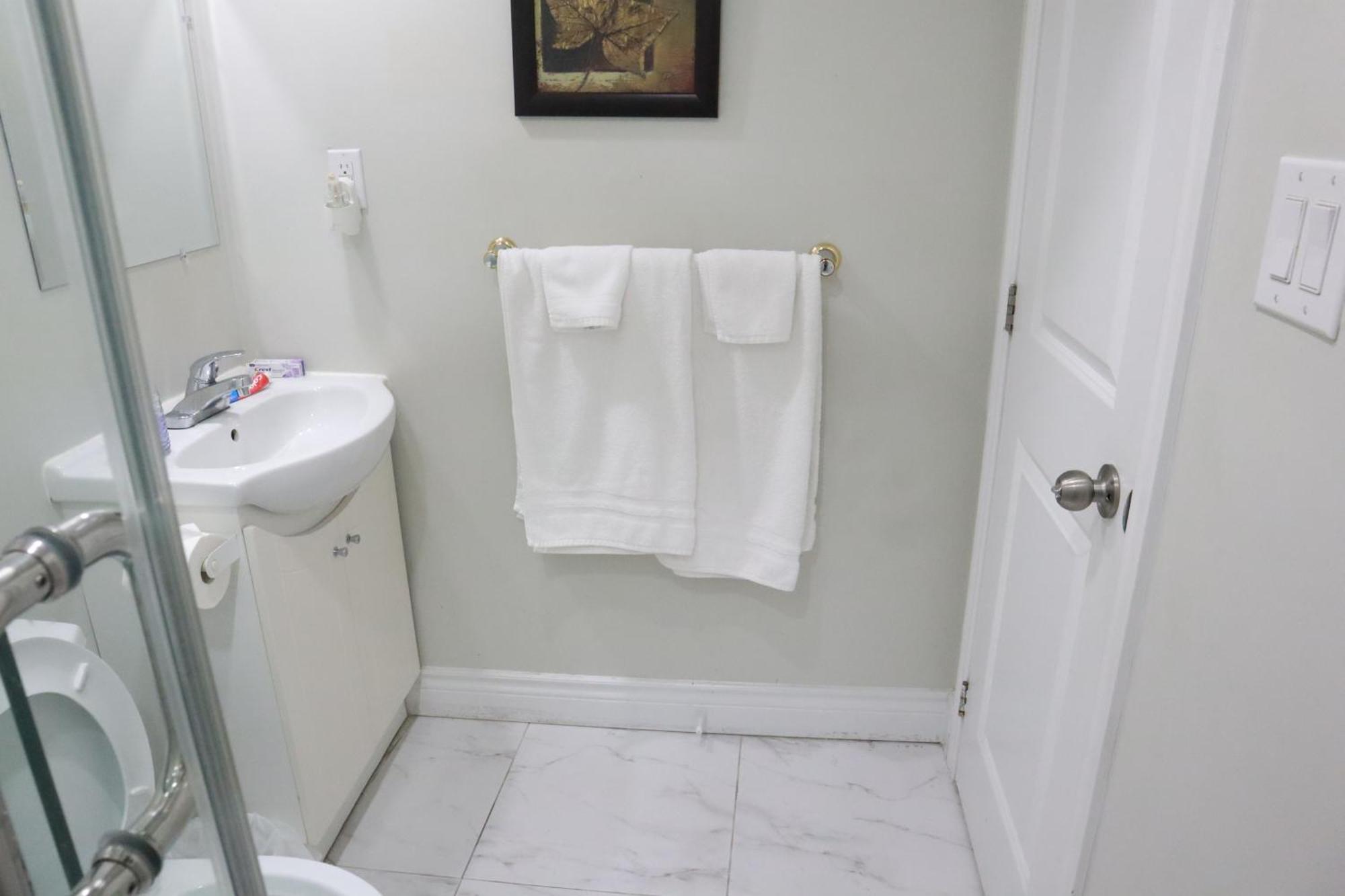 Stunning Furnished 2Bedroom/2Washroom Apartment Брамптън Екстериор снимка