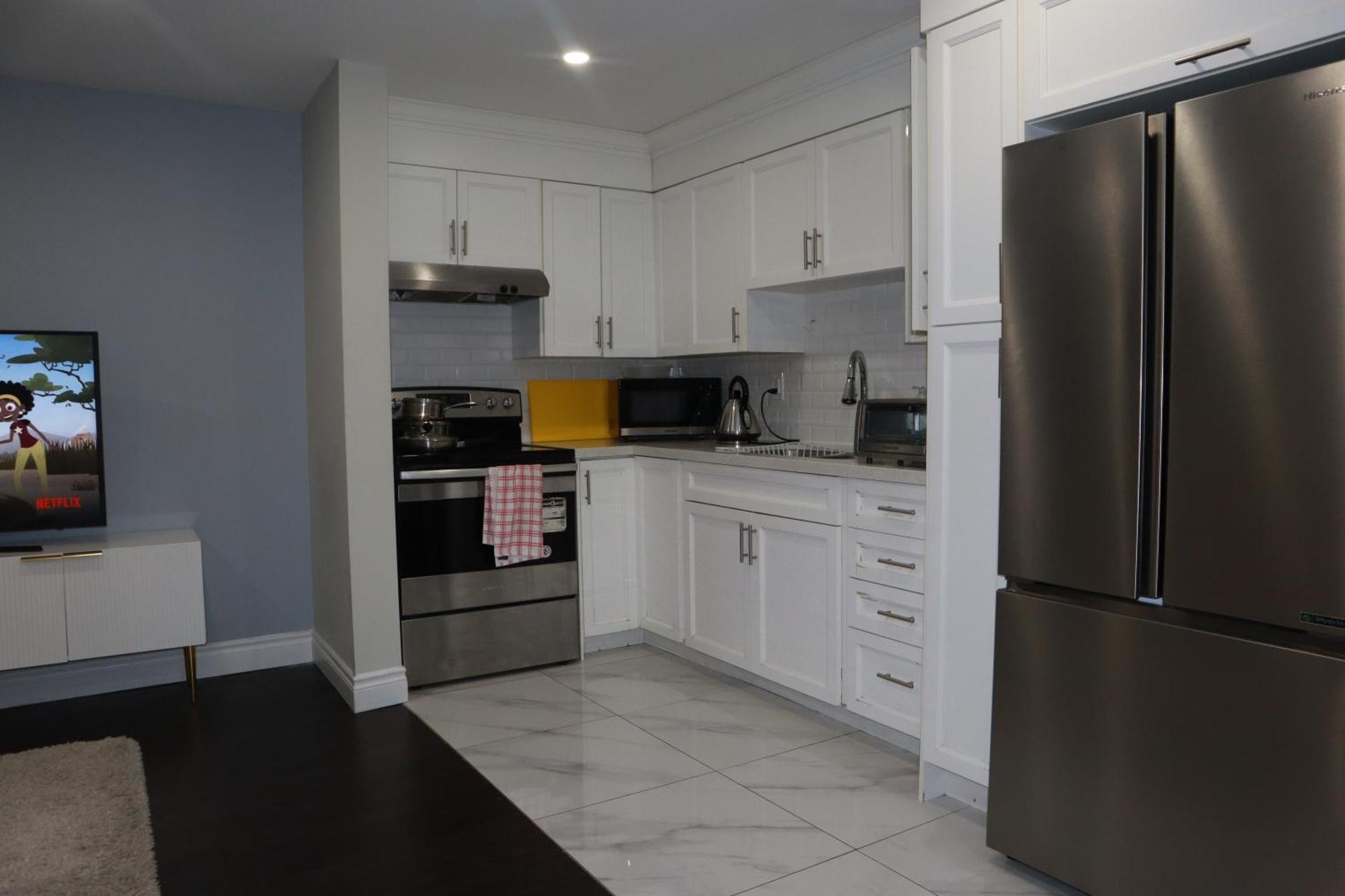 Stunning Furnished 2Bedroom/2Washroom Apartment Брамптън Екстериор снимка