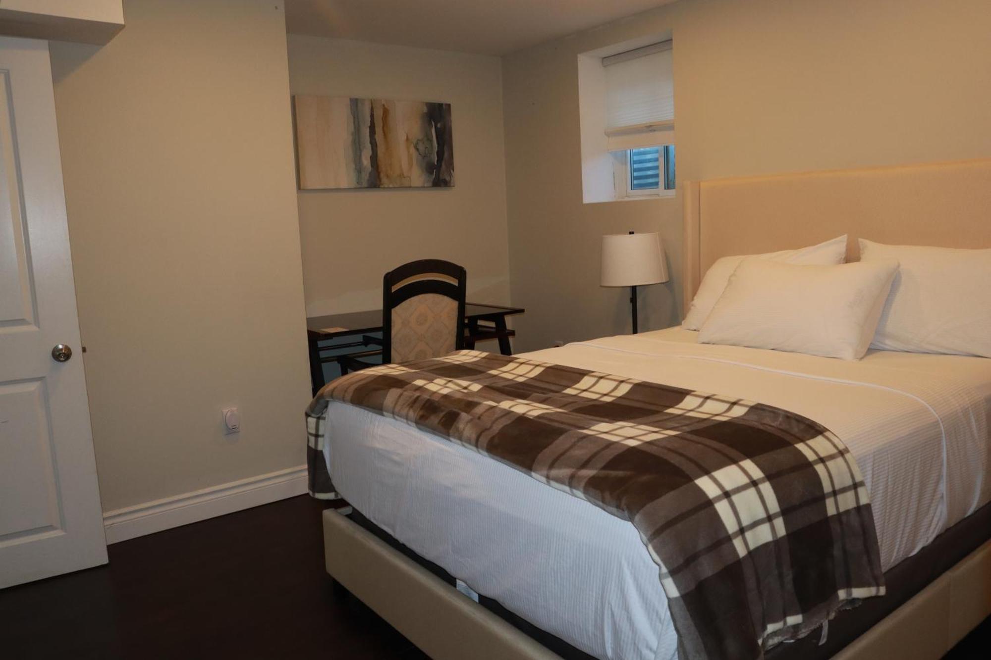 Stunning Furnished 2Bedroom/2Washroom Apartment Брамптън Екстериор снимка